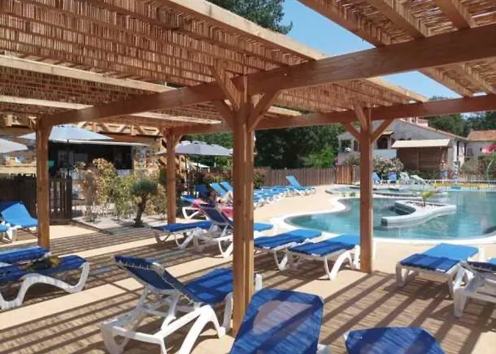 Zecamping 3 Piscine Chauffee Soirees Animees Bar Et Restaurant 캠프장
